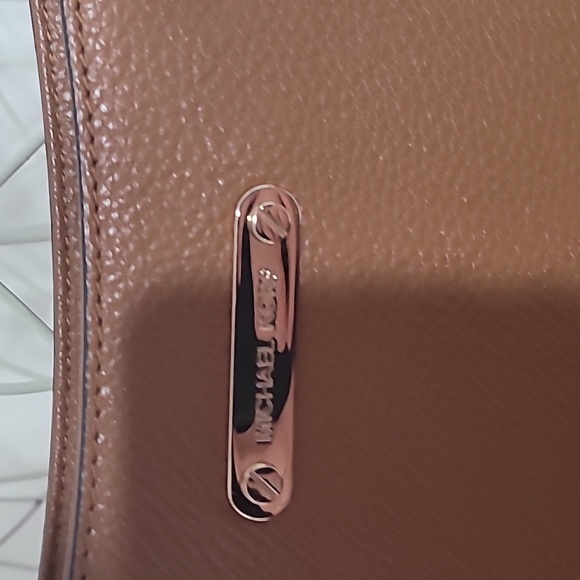 Michael Kors Crossbody Bag Tan Leather with Gold Metal Accents - Picture 3 of 10